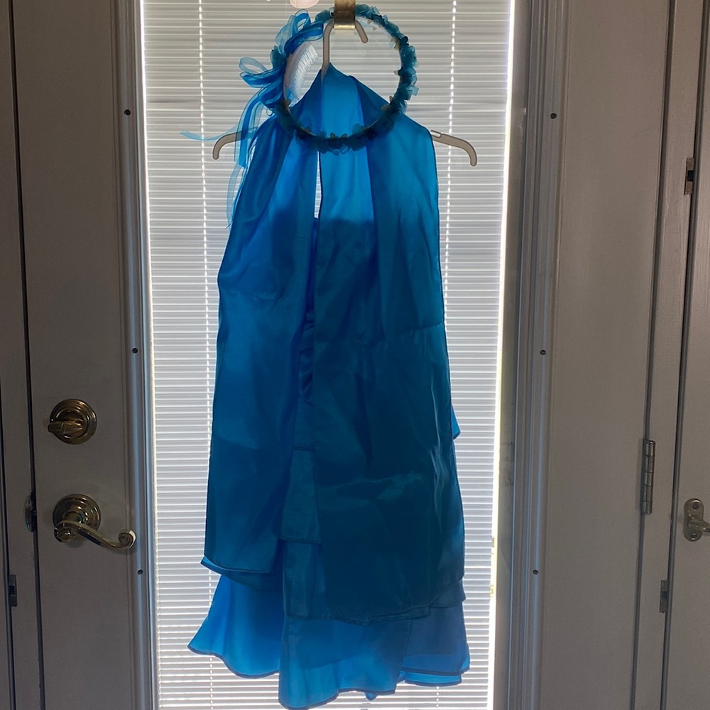 Teal dress with a shawl plus with an hairpiece